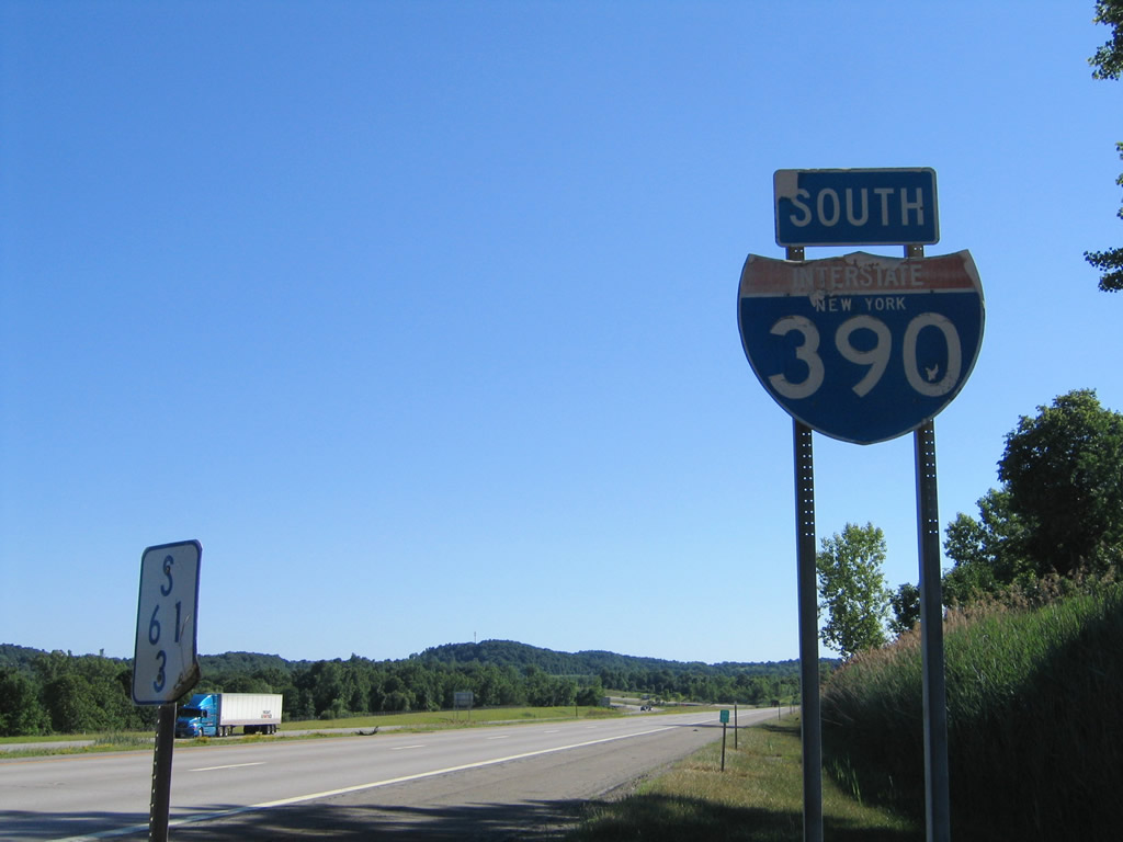Southbound mainline reassurance shield posted between Exits 11 and 10.