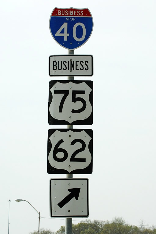 Erroneous tri-color Business Spur (should be Loop) I-40 shield in Henryetta.