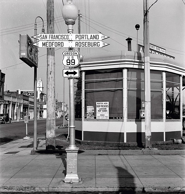 Grants Pass, OR.  <i>Sign of service station, U.S. 99. Hop pickers are wanted for four big growers of the area three weeks before opening season. They also advertise in newspapers including San Francisco newspapers, 450 miles away.</i>