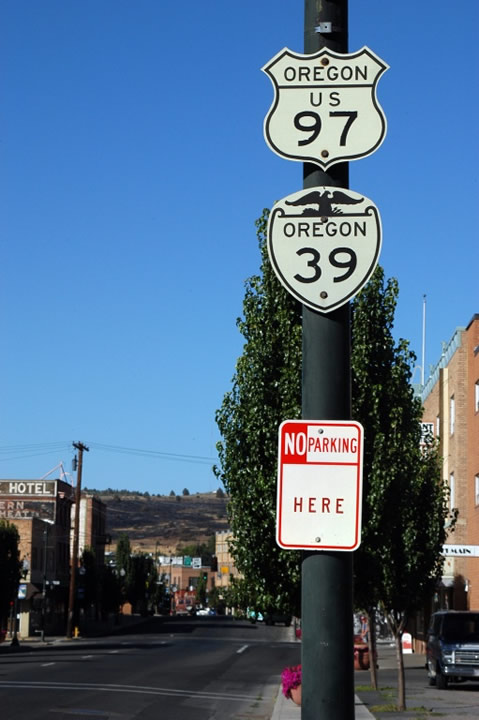 Southbound Business U.S. 97 in Klamath Falls; at the time this picture was taken, this was the only state-named shield of any sort seen in person in Oregon by AARoads ... the shield is now gone (and not replaced).