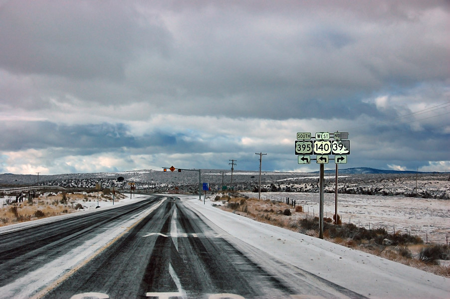 State route 140 westbound at US 395.  Erroneous US-140 shield.