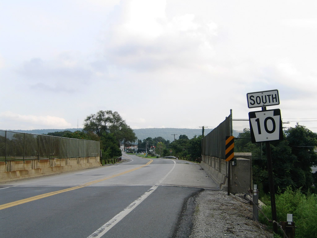 Pennsylvania 10 southbound at the Pennsylvania Turnpike (Interstate 76) under crossing at Morgantown.