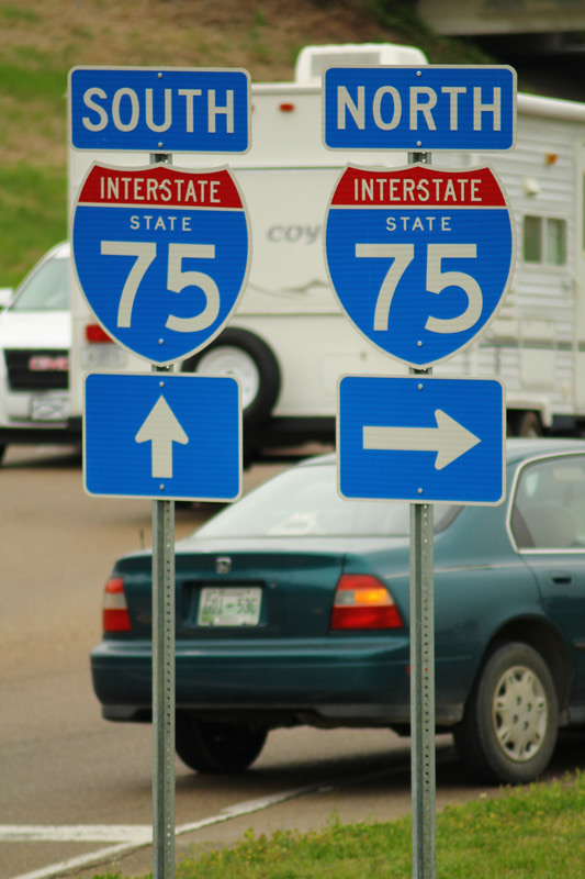 A literal STATE-named shield for Interstate 75 along westbound Paul Huff Parkway in Cleveland.