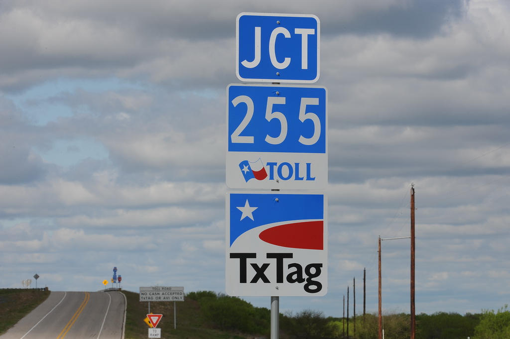 Texas Toll 255 shield posted at its interchange with Interstate 35.