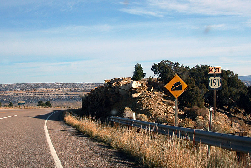 An older US-191 marker that may have been moved from the old alignment onto the new one in 1982.
