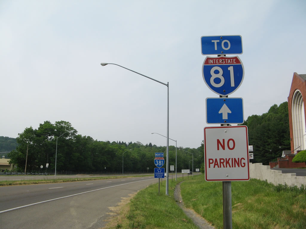 Interstate 81 trailblazer on northbound Interstate 381 in Bristol.