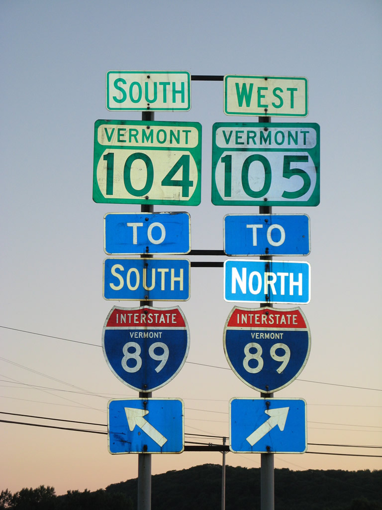 Interstate 89 trailblazer shield posted on westbound Vermont 105 at Vermont 104 near St. Albans.