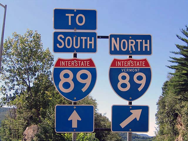 Interstate 89 shield posted at the Vermont 100 southbound on-ramp to northbound at Waterbury.