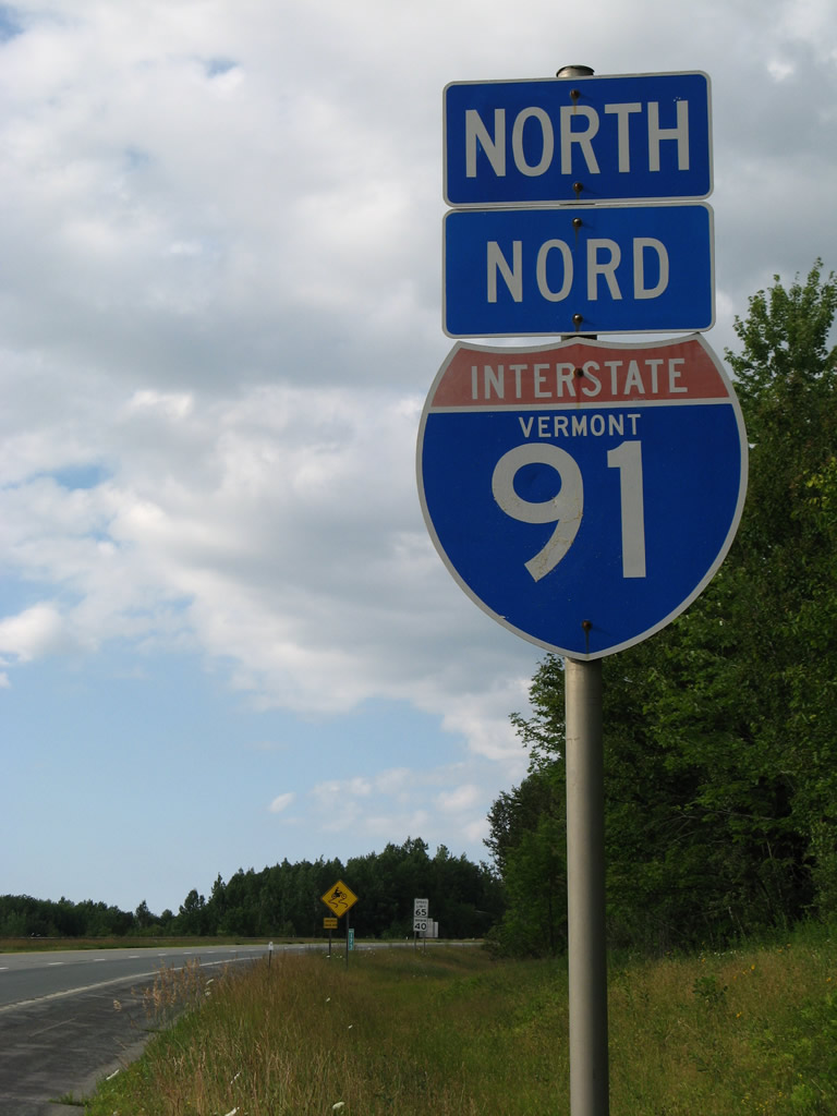 Northbound Interstate 91 approaching Derby Line and the Canadian border; note cardinal direction (north/nord) in both English and French.