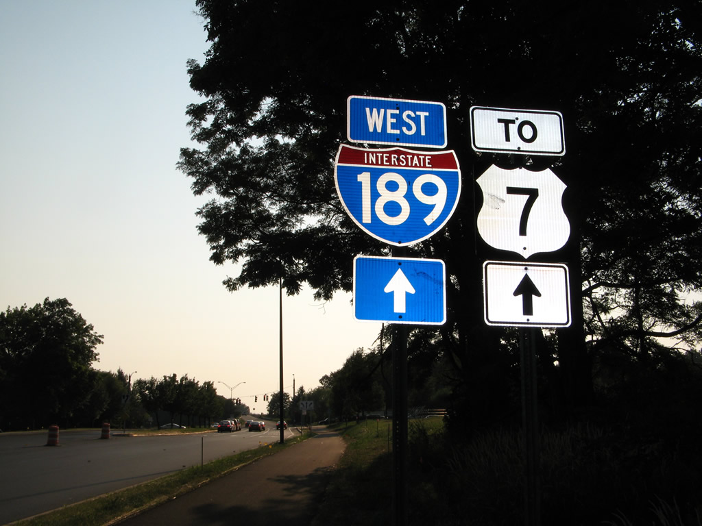 Trailblazer shields for Interstate 189 and U.S. 7 on westbound Kennedy Drive prior to Dorset Street.
