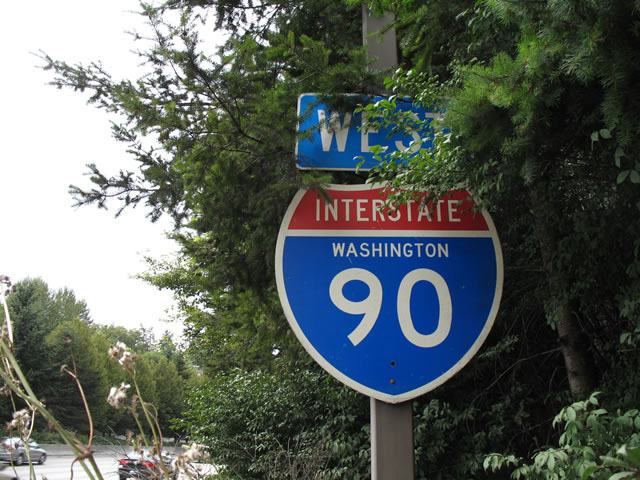 Westbound Interstate 90 mainline on Mercer Island.