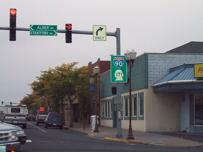 Erroneously colored business loop 90 and correct state route 171 reassurance marker in Moses Lake.