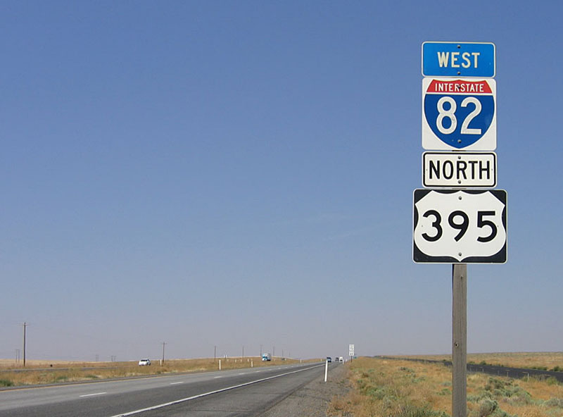 First reassurance shield for Interstate 82 and U.S. 395 on westbound (northbound) after crossing the Columbia River and leaving Oregon.