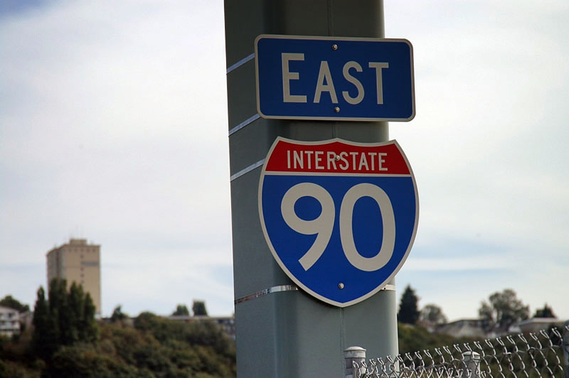 Eastbound Interstate 90 approaching Interstate 5 in Seattle; this is the first eastbound shield.