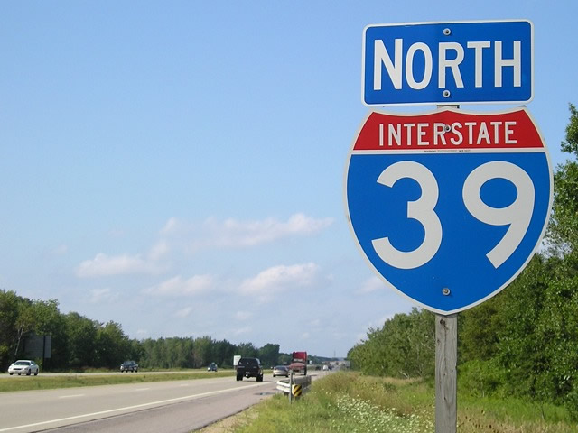 Rare standalone Interstate 39 shield (with no back panel) on northbound after the split from Interstate 90-94.