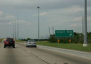 Airport Boulevard exits here. Notice the lack of overhead sign � in many ways, this feels like a rural freeway.