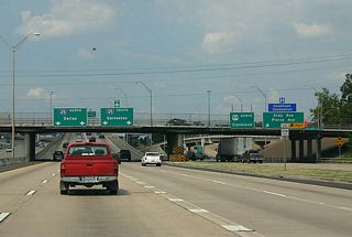 SH 288 crosses into the median of US 59 and ends at this end shield, before becoming ramps to IH 45.