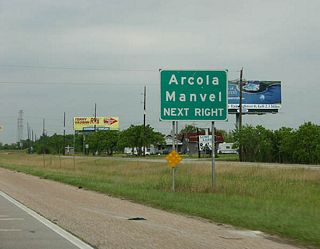 Auxiliary guide sign touting the smaller towns of Arcola to the west and nearby Manvel to the east. Texas 6 follows Morris Avenue to Arcola and Houston Southwest Airport.