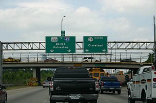 Advance signage for the US 59/SH 288 separation. Use the left lanes for SH 288 and IH 45, and the right lanes for US 59 north.