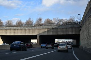 I-95/495 emerge from the SR 400 (Washington Street) overpass onto the Woodrow Wilson Bridge.