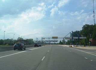 The original toll plaza was expanded with three cash lanes on the outside.