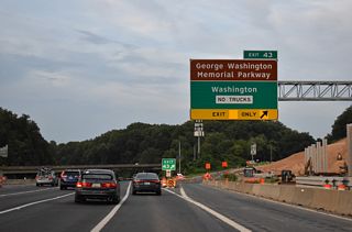 Northbound at the trumpet interchange (Exit 43) with George Washington Parkway. The Parkway comprises a commuter route to Washington, D.C. and Arlington via connections with U.S. 29 (Francis Scott Key Bridge), I-66/U.S. 50 (Theodore Roosevelt Memorial Bridge), and I-395/U.S. 1.