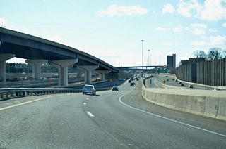 Two lanes from I-495 east combine with traffic from I-395 south as the I-95 southbound mainline lowers from a flyover. Exits 169B/A join the multi-lane ramp for SR 644 from I-395 south to the right.