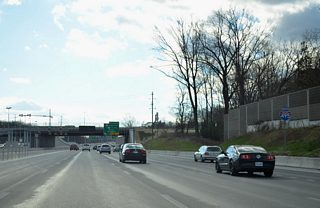 Reassurance marker posted for Interstate 495 ahead of the U.S. 29 (Lee Highway) overpass. Ramps connect the south side of Lee Highway with the I-495 Express Lanes.