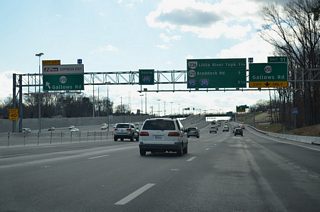 A fifth southbound lane opens between U.S. 50 and Exit 51 to SR 650 (Gallows Road). Two exits remain along the Capital Beltway ahead of I-95/395 in 5.5 miles.