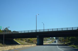 Passing under U.S. 7, I-189 expands to two lanes ahead of the entrance ramp from U.S. 7 north. 2025/26 construction rebuilds the westbound roadway for the connection to Champlain Parkway.