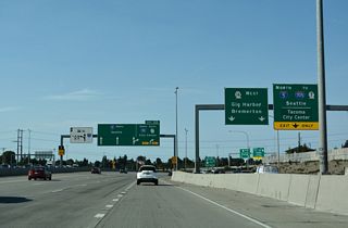Continuing north from 38th Street, the c/d roadway from Exit 132 separates with ramps for SR 16 west to Bremerton and Exit 133 to I-705/SR 7.