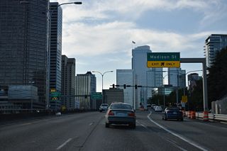 The exit to Madison Street departs for 7th Avenue where the ramp meters operate for the c/d roadway (Exit 164 A).