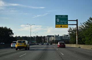 Interstate 5 again utilizes viaducts, passing over Ravenna Boulevard, NE 65th Street, and Weedin Place ahead of Exit 171 to SR 522 (Lake City Way).