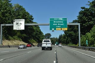 A distributor roadway departs at Exit 192 in one mile for ramps to Broadway north and 41st Street.