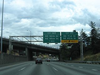 5th Avenue NE passes over the freeway where Exit 171 departs for 6th Avenue NE at NE 72nd Street. Motorists taking Exit 171 must navigate through the street grid to reach NE 65th Street west to Green Lake and east to Ravenna.