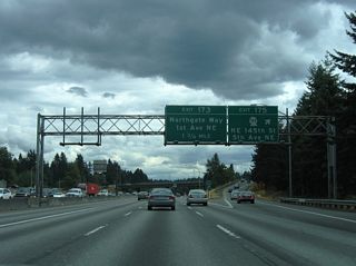 Exit 175 is a modified diamond interchange between Interstate 5 and NE 145th Street. Ramps along the east side tie into parallel 5th Avenue N at Paramount Park and Jackson Park Golf Course.