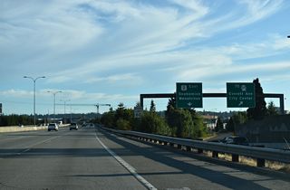 Exit 194 partitions into separate ramps for the eastbound beginning of U.S. 2 and Everett Avenue west to Downtown Everett. U.S. 2 heads seven miles southeast to Snohomish along an alignment varying between freeway and expressway. Further east, the US route continues across Stevens Pass to Wenatchee.