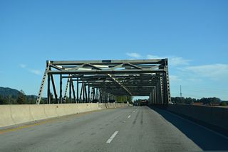 Interstate 5 south crossing the Skagit River into Mount Vernon, Washington Interstate 5 south crossing the Skagit River into Mount Vernon, Washington