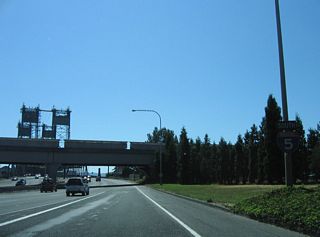 Leaving the exchange with SR 14, Interstate 5 south passes under a BNSF Railroad line ahead of the Interstate Bridge across the Columbia River.