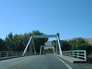 A steel box girder bridge carries SR 225 motorists across the Yakima River. The 400' span opened to traffic in 1957.
