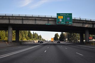 Southbound I-405 enters Bellevue ahead of Exit 14 to SR 520. The freeway on SR 520 is a major commuting corridor between Redmond and Seattle.