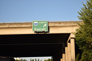 Button copy overhead at the former cloverleaf joining NE 85th Street with Interstate 405 at Exit 18. Road work from 2022 to 2027 rebuilds this exchange into a three-level dogbone interchange.