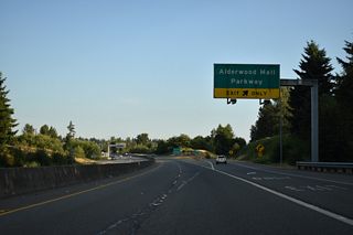 A parclo interchange links SR 525 and Alderwood Mall Parkway.