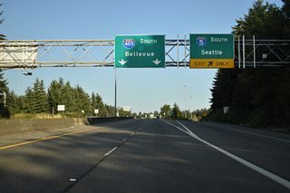 The entrance ramp for I-5 south allows HOV-2 motorists to utilize the outside shoulder to bypass the ramp meters over the inside lane. SR 525 defaults onto I-405 south for Bothell and Bellevue. There is no access to I-5 north in this direction.