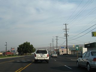 The first sign alluding to U.S. 97 on the former alignment directs motorists southward on Main Street beyond Valley Mall Boulevard.