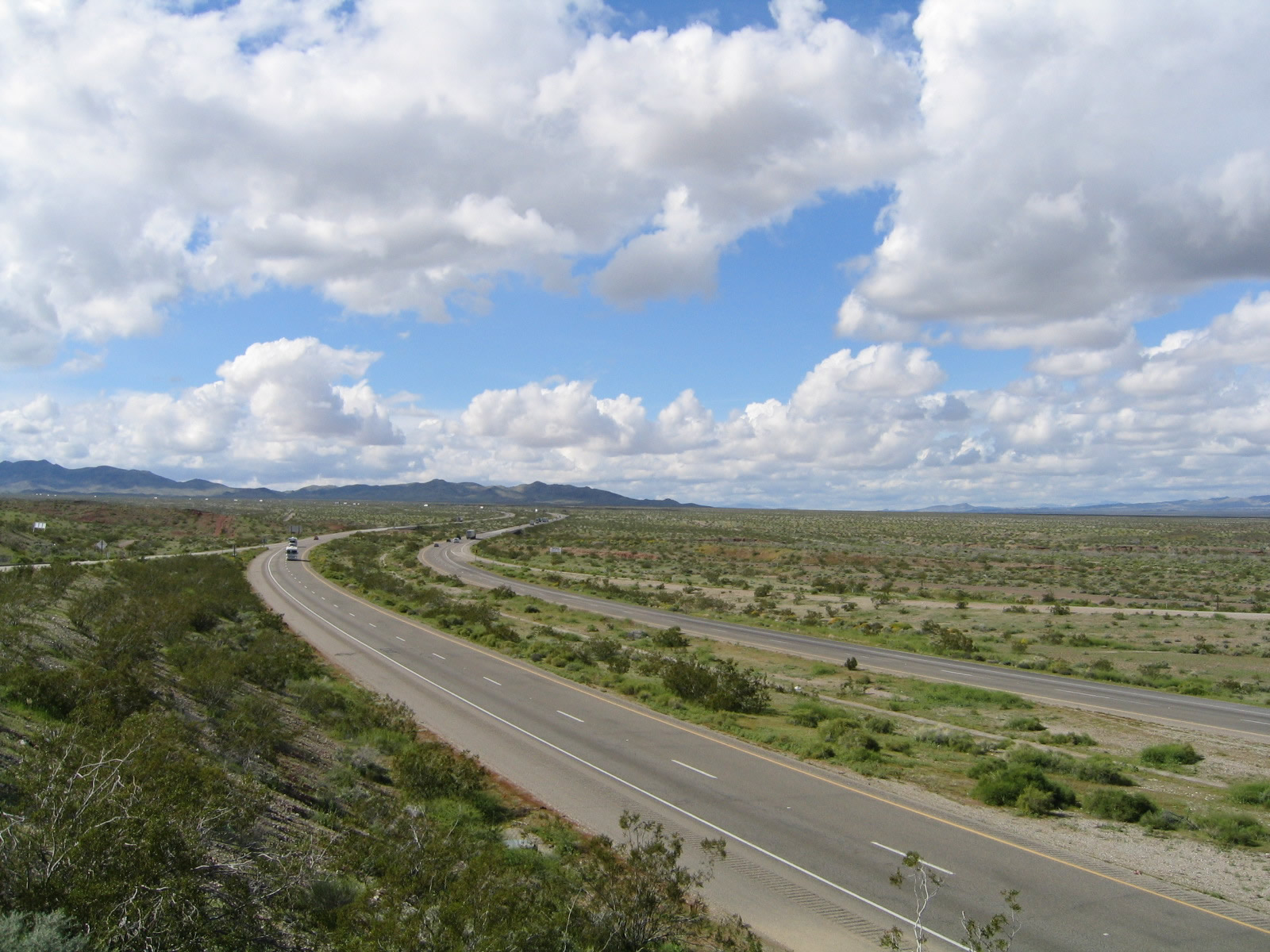 Road 40. Интерстейт 40 шоссе. Шоссе 40 Калифорния. Сан-Бернардино пустыни. Барстоу США.