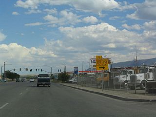 Use Wyoming 258 south to connect to several Wyoming state routes, including Wyoming 220, which follows the Historic Oregon Trail en route to three major reservoirs along the North Platte River (Alcova, Pathfinder, and Seminoe), Devils Gate, Independence Rock, and Muddy Gap (U.S. 287). Two other state routes (Wyoming 251/Casper Mountain Road and Wyoming 252/Poplar Street) connect to destinations on or near Casper Mountain.
