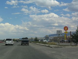 This is the second reassurance shield assembly, found immediately after the junction with Wyoming 258. Unique to Wyoming is the oversized "Business" banner that spans across two route shields.