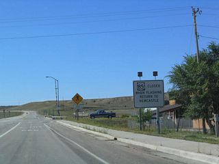 When flashing, U.S. 85 south is closed. Signs like this started to appear along Interstate and primary arterial roadways in the 1990s; they are found on nearly all major routes today.